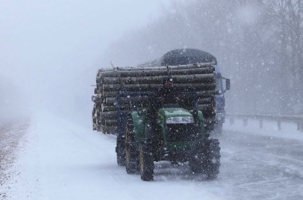 内蒙古强降雪积雪堵住半边门，这场暴风雪给当地人的生活造成了什么影响？