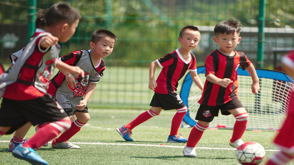 小孩子经常踢足球对孩子们好不好