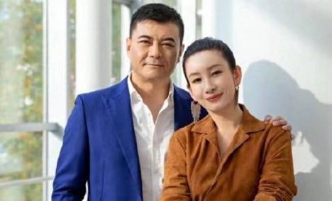 王新军姐弟恋12年分手，二婚娶了秦海璐，儿子拒绝接纳，如今的感情如何？