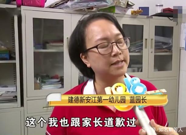 幼儿园毕业照配文再见青春，家长：童年都没过，你认为幼儿园应该赔偿吗？