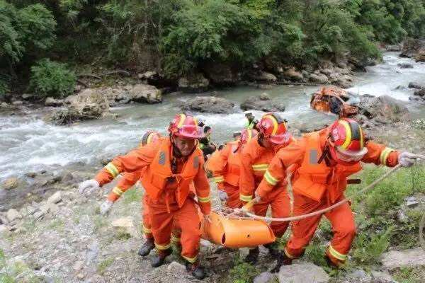 消防员跳冰湖为游客捡无人机，为何网友纷纷表示不值？