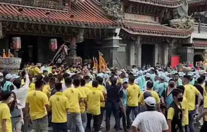 台湾数百人庙前打群架，有人偷开警车冲进人群，疫情下聚集斗殴有何风险？