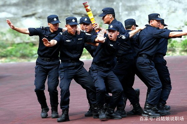 江苏一河中捞出装在铁笼中的男尸 ，是谁把他装进去的？