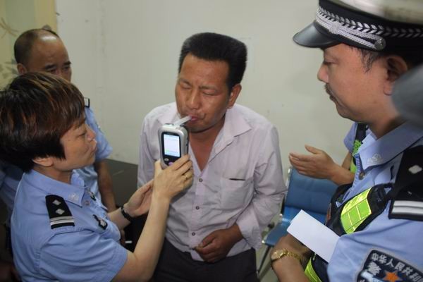 男子持刀砸门后被90后女孩反杀，遇到醉酒持刀的人，躲避和较量哪个才是最佳选择？