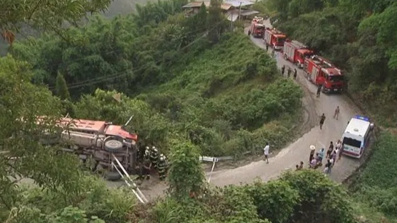 山西一货车车头冲出悬崖公路悬空，究竟是什么导致了这起意外事故？