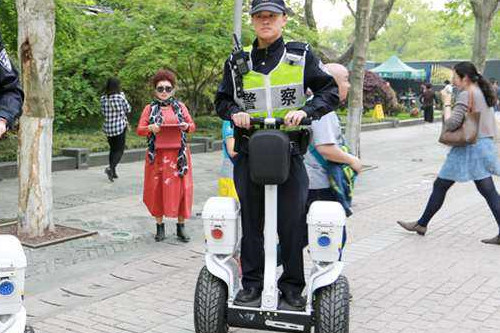 民警陪妻子逛街路上联手抓贼，现场是什么情况？