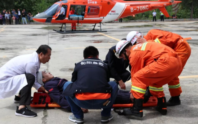 江苏南京一女医护顶着染发剂急救路人，从女医生的举动中体现出了什么？