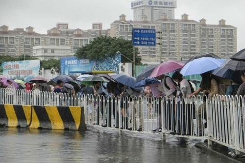 中央气象台连发30天暴雨预警，我们应该怎样防范？