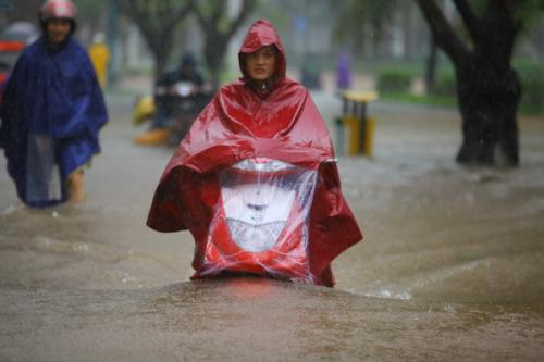 中央气象台连发30天暴雨预警，我们应该怎样防范？