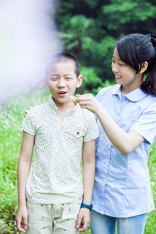 山西一女子婚后回门被弟弟一把抱起转圈圈，这样的亲情你羡慕了吗？