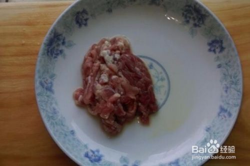 雪里蕻汆肉丝是怎样制作的？