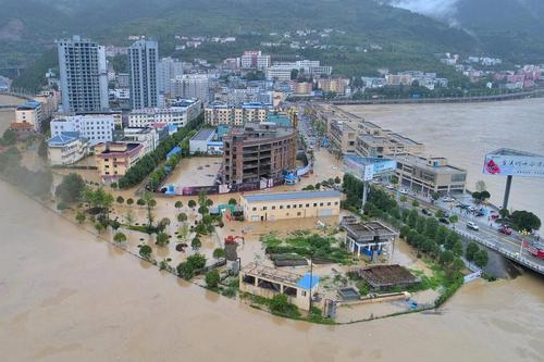 50万新房被洪水冲倒，今年的洪水造成多地损失严重，该如何防汛？