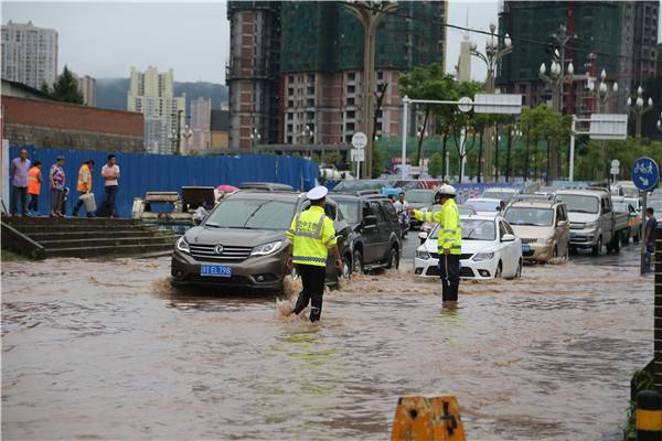 溅起积水淋湿路人被罚200？网友呼吁全国推广，可行吗？