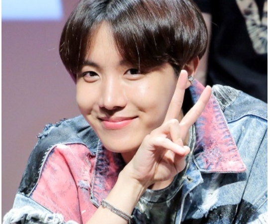 J-HOPE飞往芝加哥出席音乐节，他在防弹少年团中主要负责什么？