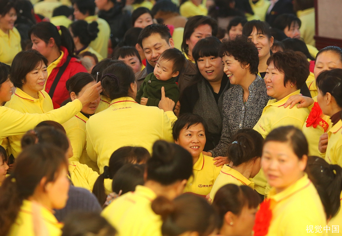 保姆16秒内掌掴脚踢老人6次，这是不是虐待行为，该怎么处罚？