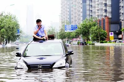 河北一轿车落水，车主等待救援不忘做生意，你怎么看待这种淡定精神？