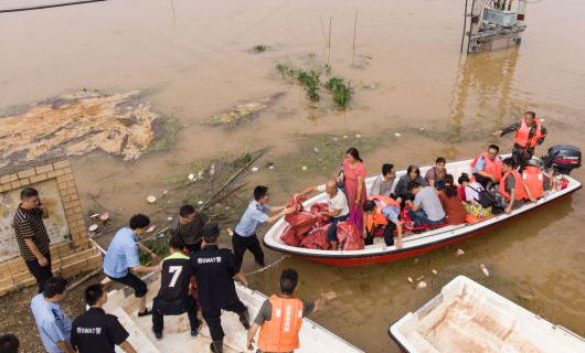 湖南一县突降暴雨市民街头抓鱼，当地防护措施开展的如何呢？