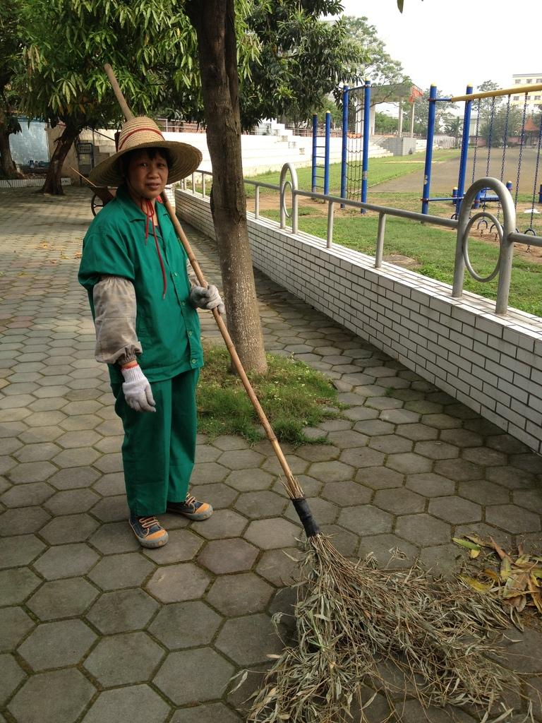 江苏小学生春游时，大妈以收垃圾为由拿走孩子零食。你如何看待此事？