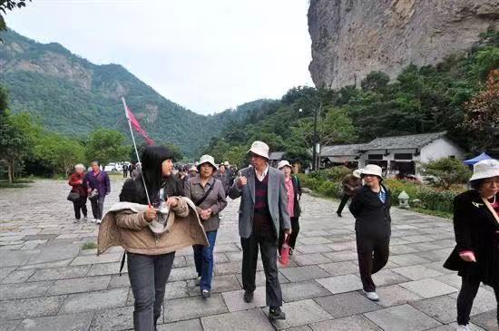 张家界通报导游骂游客骗吃骗喝，遇到没有素质的导游该如何应对？