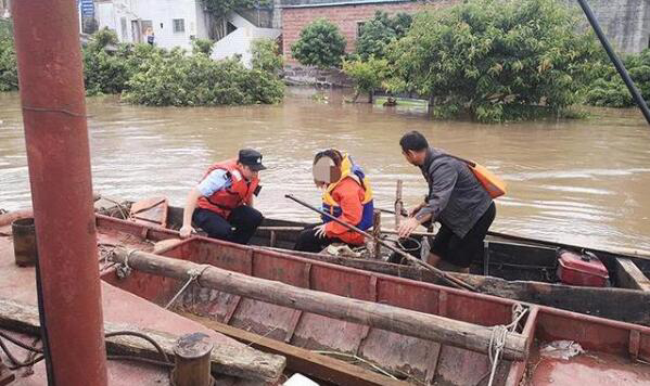 跳江女子的81公里生死漂流，该女子为何跳江？