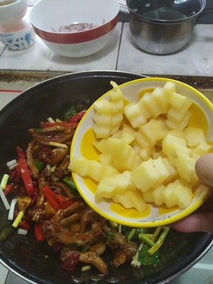 开家干锅鸭爪爪店赚钱吗？华飞鸭爪爪加盟有哪些加盟优势？