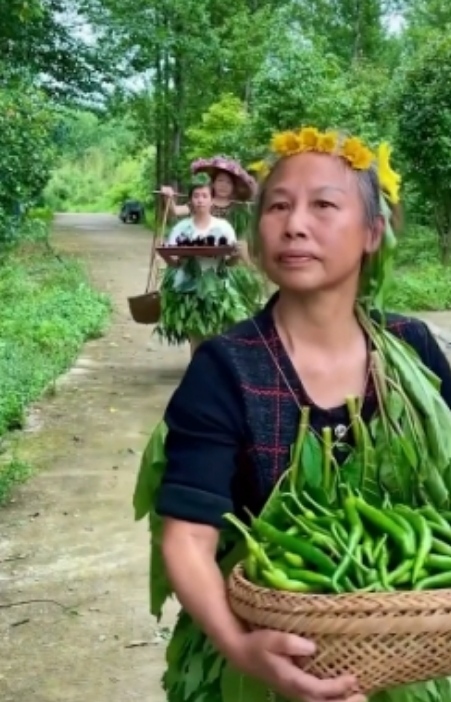 湖南辰溪农村农村大妈抱自家蔬菜走秀，这是个什么样的场景？