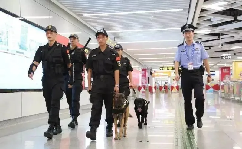 西安一女乘客被保安拖拽下车，地铁安全员拖拽乘客合理吗？