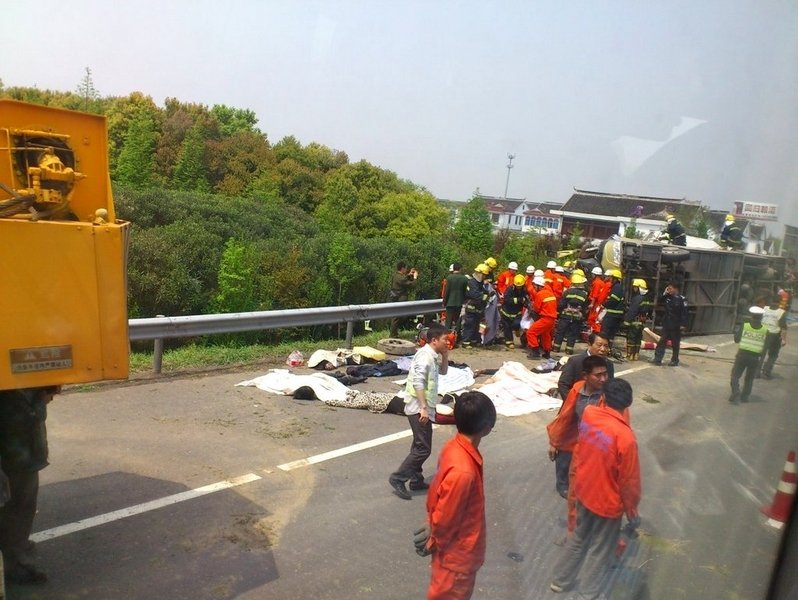 甘肃境内载63人客车侧翻，已致13人死亡，司机是否存在重大过失？