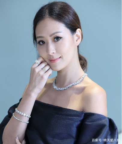 12岁背香奈儿，21岁嫁豪门，42岁孙芸芸为何能成为完美女人？