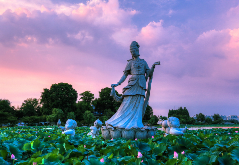 求南京三天旅游攻略 希望能够详细一点 包括晚上方便住宿的地方