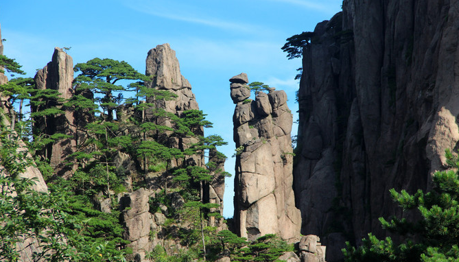 把黄山奇石之老僧采药的样子写下来，二年级作业